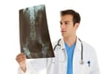 El quiropráctico examina las radiografías