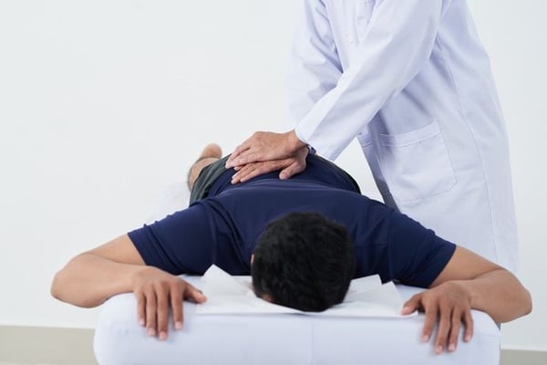 Chiropractor treating accident injuries in Savannah, Georgia
